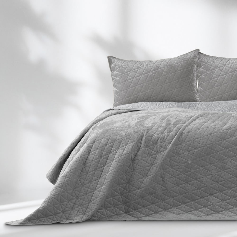 Svetlosivý zamatový prešívaný pléd 220x240 cm Laila – Restilo
