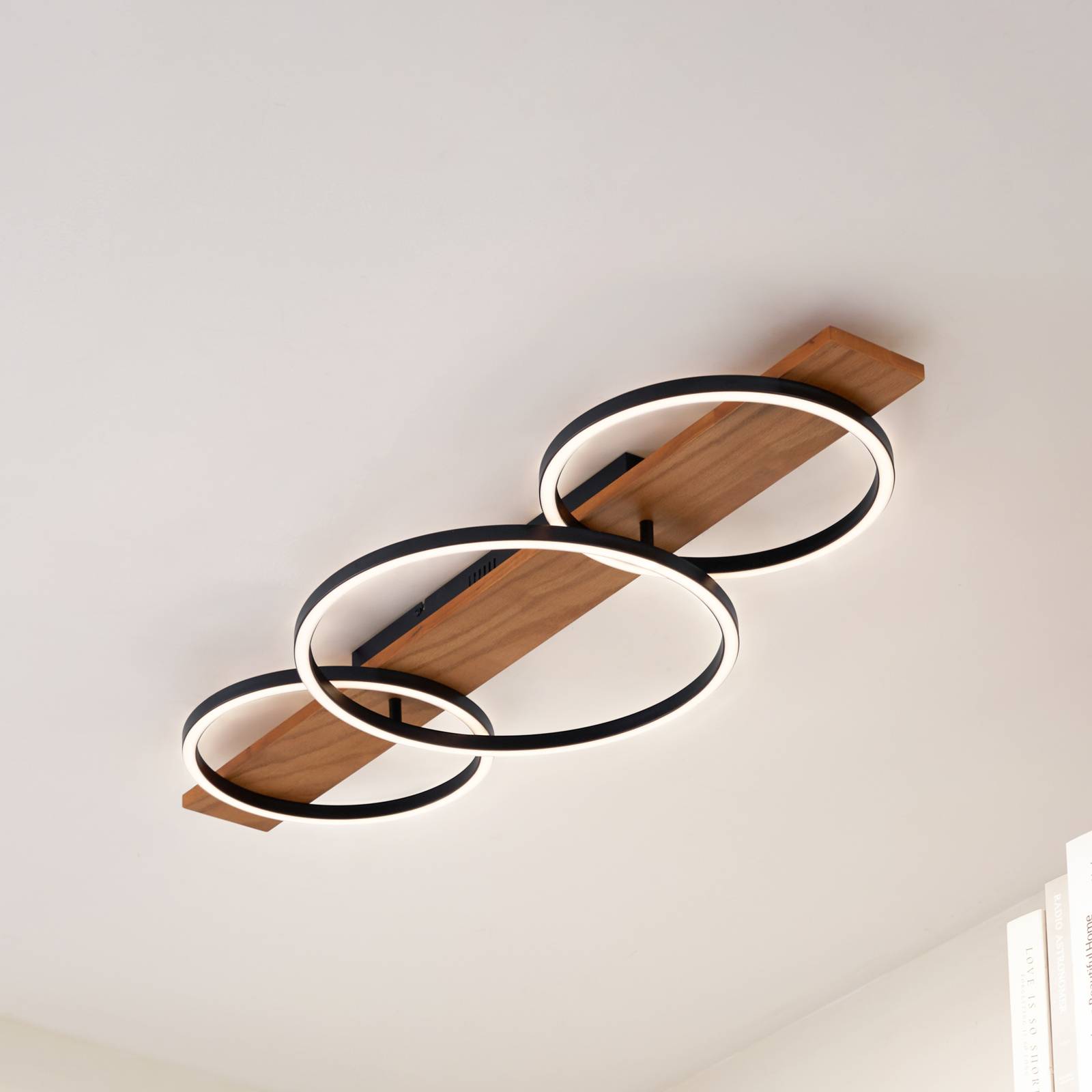 Lindby LED stropné svietidlo Galad, čierne, drevo, 3 svetlá, 98 cm
