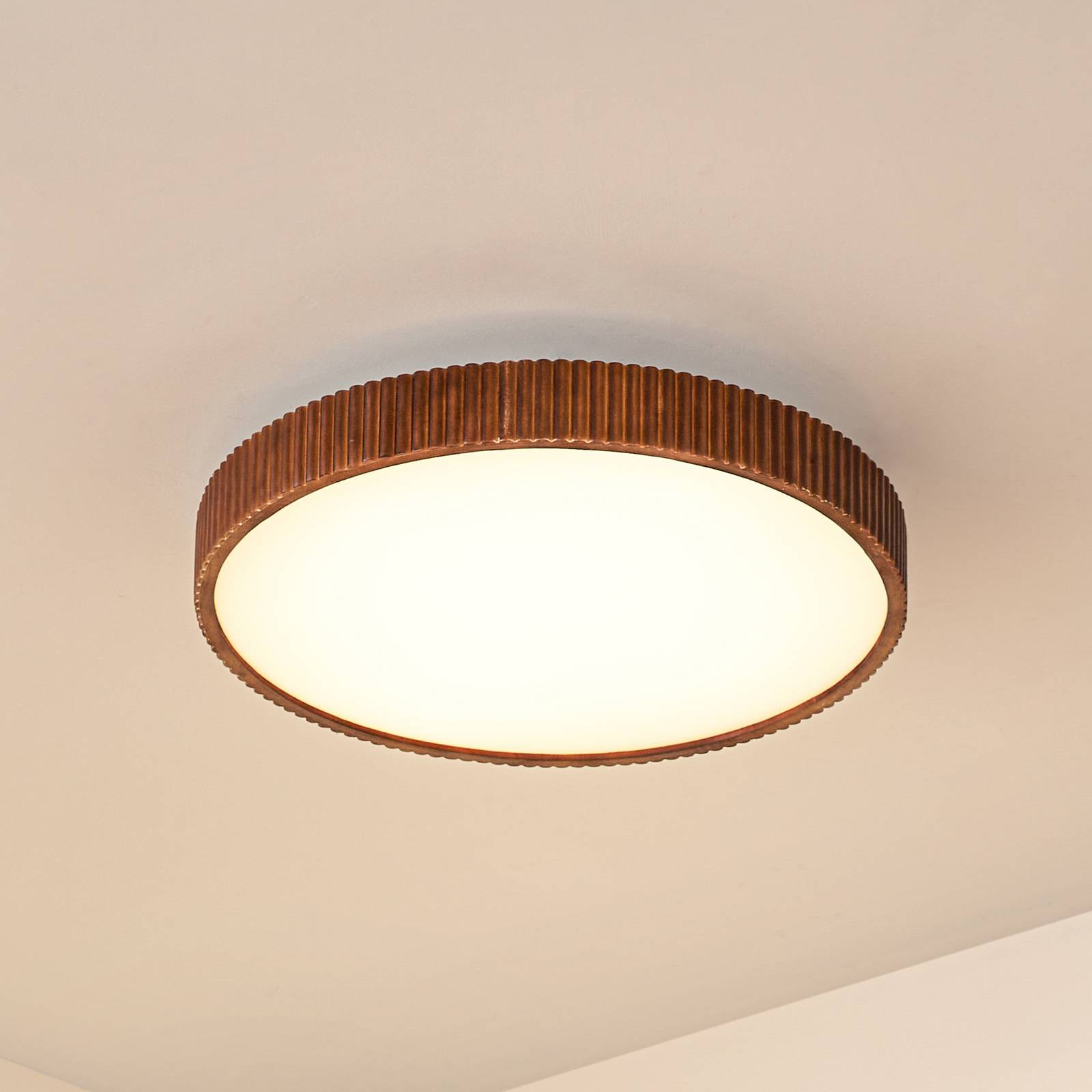 Lindby stropné LED svetlo Velua, biela/tmavé drevo, CCT, Ø 50 cm