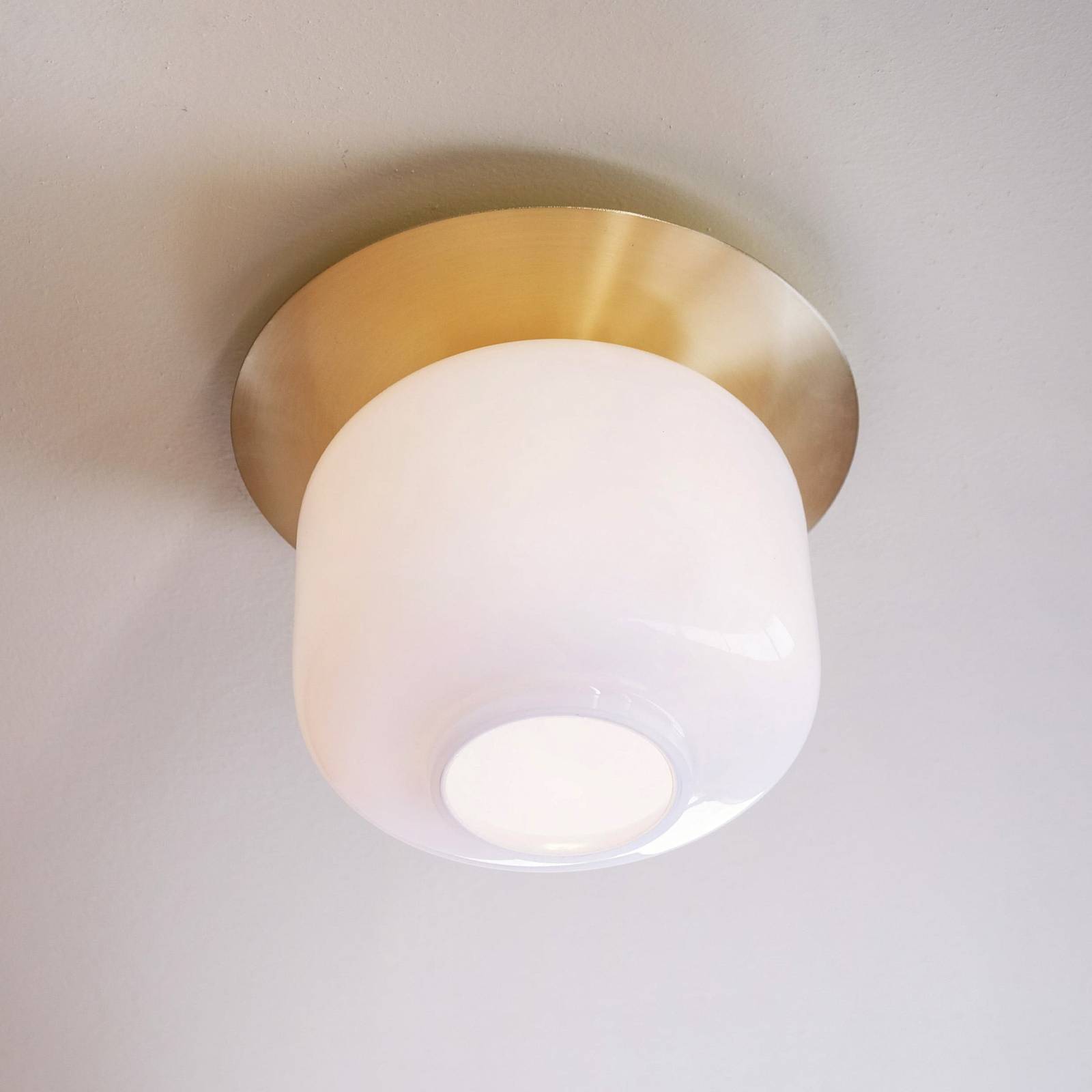 Stropné svietidlo Dyberg Larsen Arp, mosadzná farba, Ø 25 cm