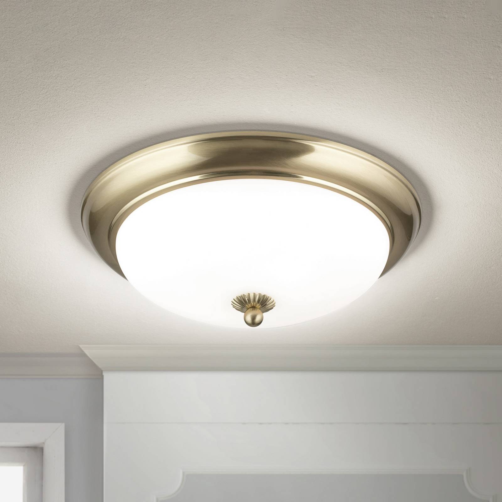 Stropné svietidlo Empire, Ø 35,5 cm, mosadz, matné opálové sklo