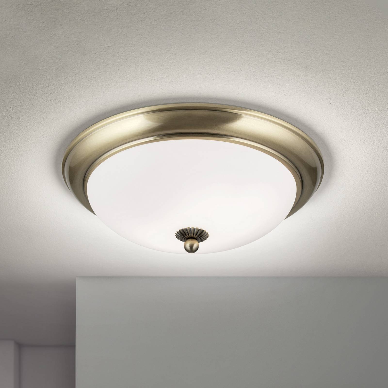 Stropné svietidlo Empire, Ø 35,5 cm, starožitná mosadz, matné opálové sklo