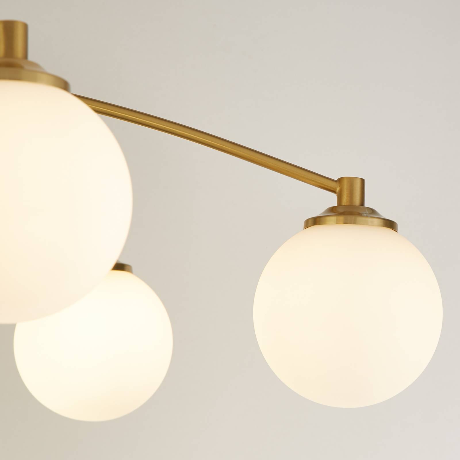 Stropné svietidlo Feylinn, biela/mosadz, sklo, Ø 75 cm, 6-pl.