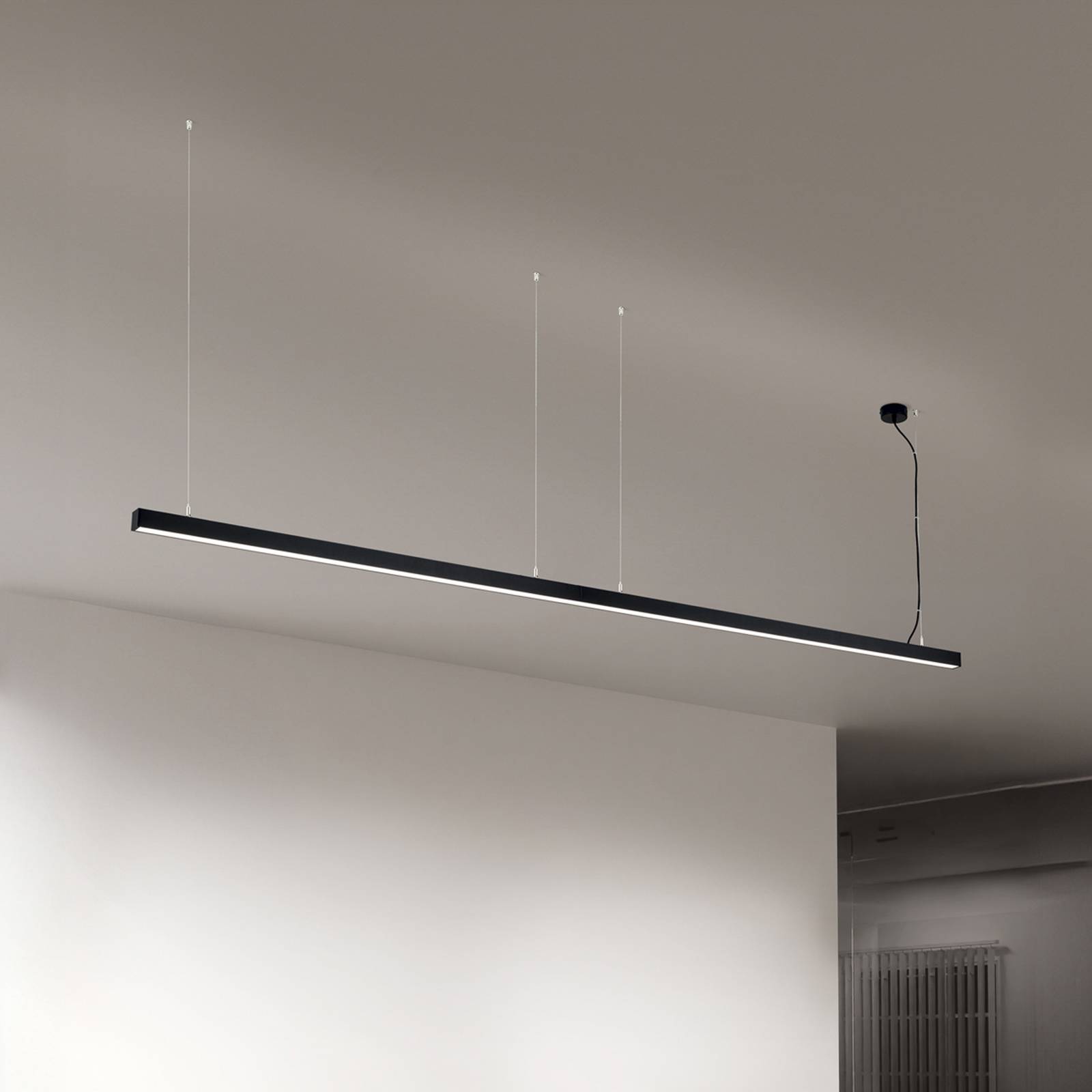 Stropné svietidlo LED Bounce, čierne, dĺžka 113 cm, CCT, hliník